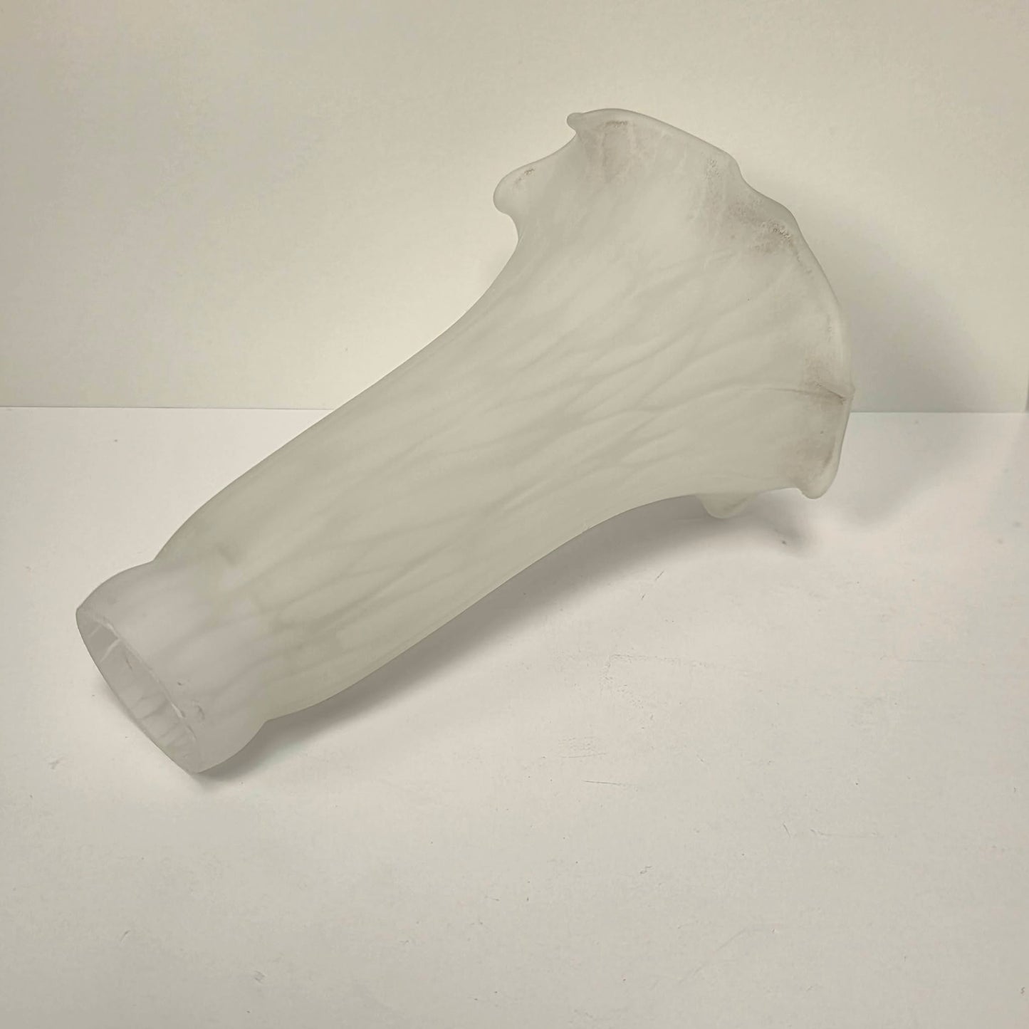 Vintage Tulip-Shaped Mottled White Glass Lampshade Ruffled Edge 6-Inch Tall