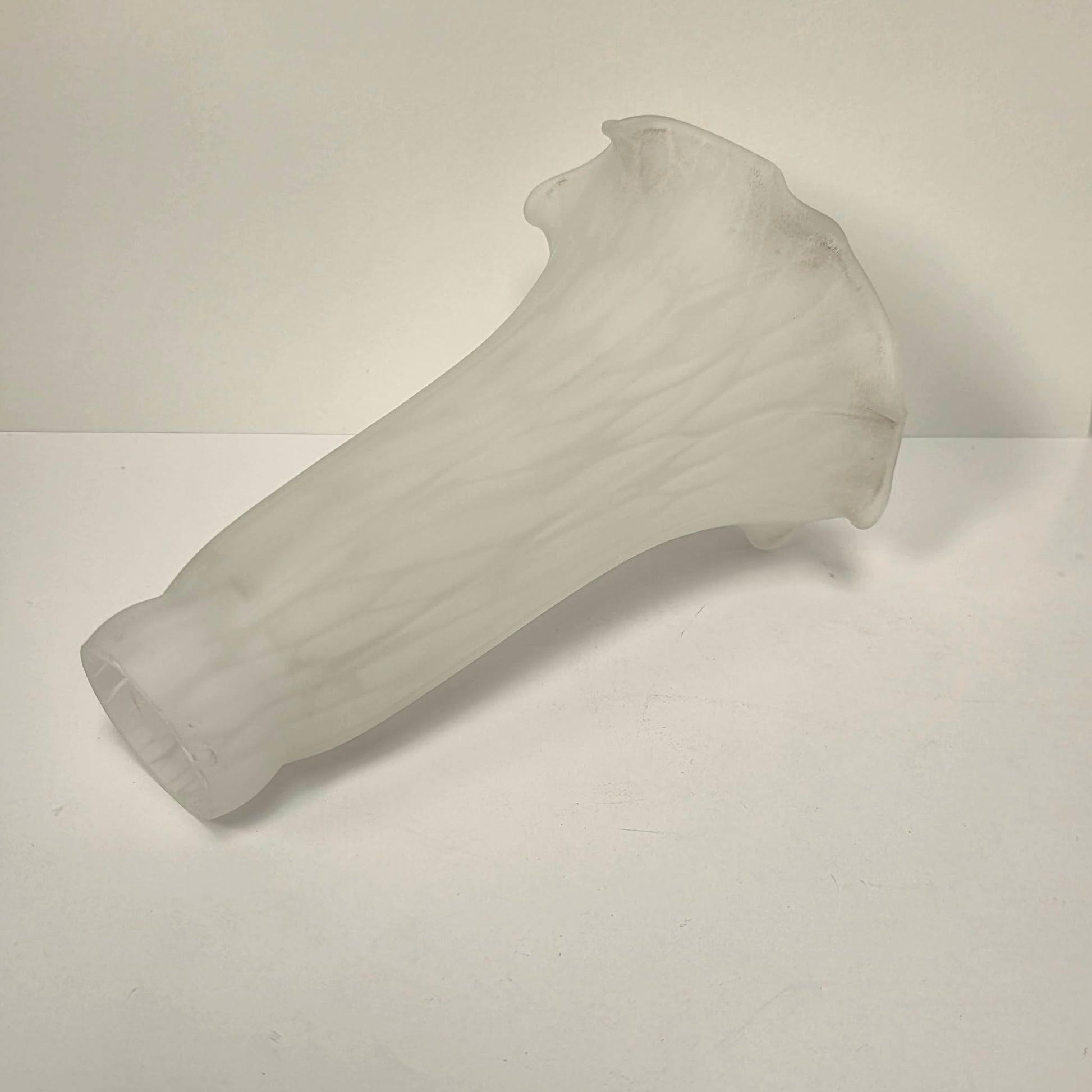 Vintage Tulip-Shaped Mottled White Glass Lampshade Ruffled Edge 6-Inch Tall