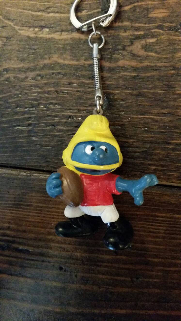 Football smurf keychain
