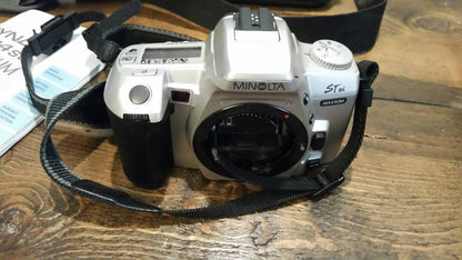 minolta maxxum stsi camera with bag