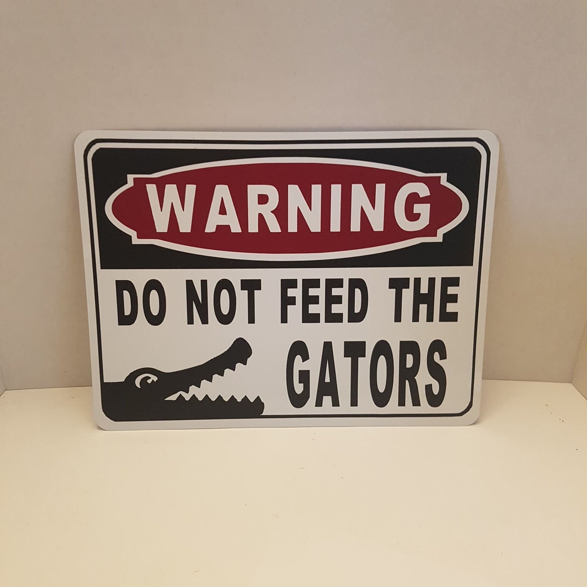 warning do not feed the gators - pond or swimming pool sign