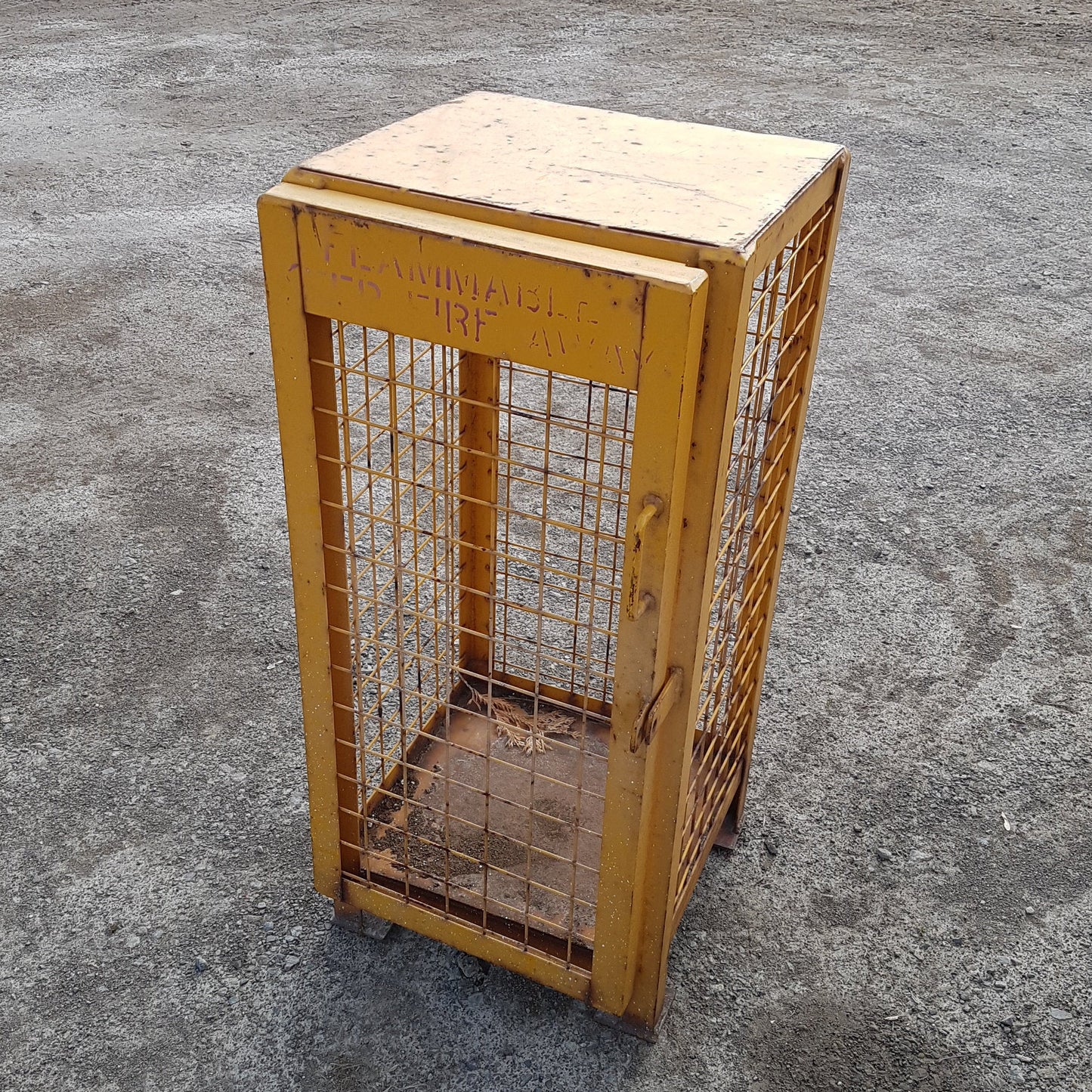 Versatile industrial metal wire cage – perfect as end table or lamp stand.